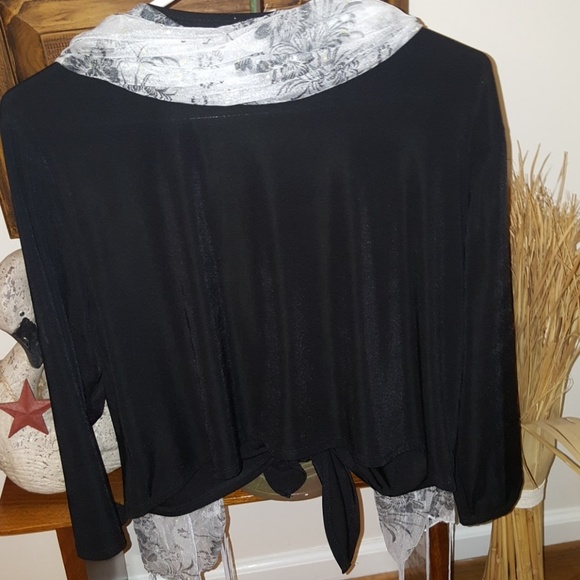 Black top with scarf - Picture 6 of 8